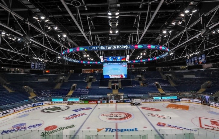Slovensko je rozdelené. Hokejová karavána ide ďalej so Slovanom aj Zámkami